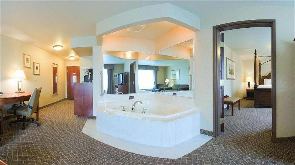 Holiday Inn Express & Suites Wausau By Ihg Weston Экстерьер фото